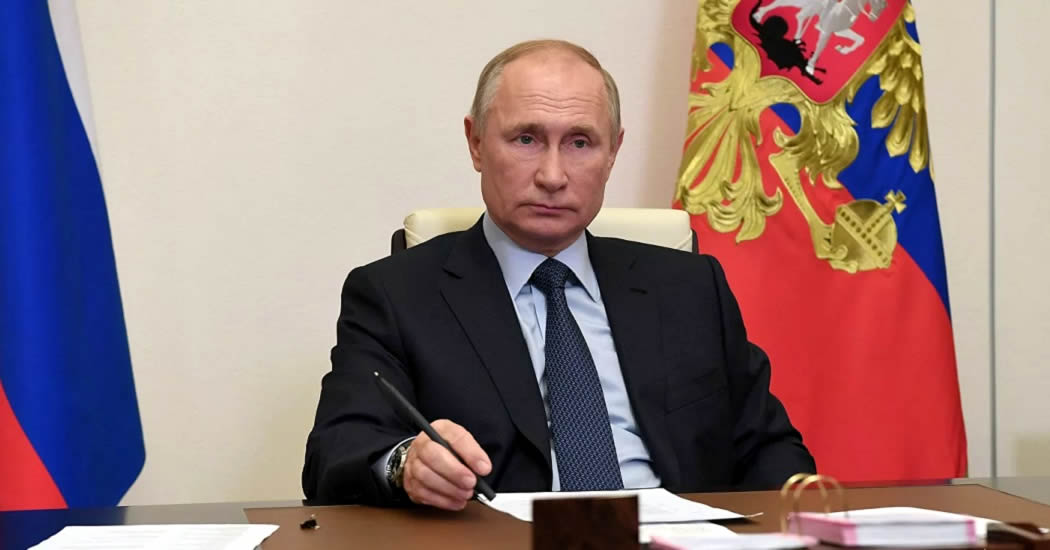 Путин подписал закон, уточняющий право работников ведомств применять оружие