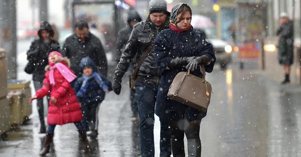 В Москве рекомендовали закрыть летние веранды, впереди мокрый снег с порывистым ветром