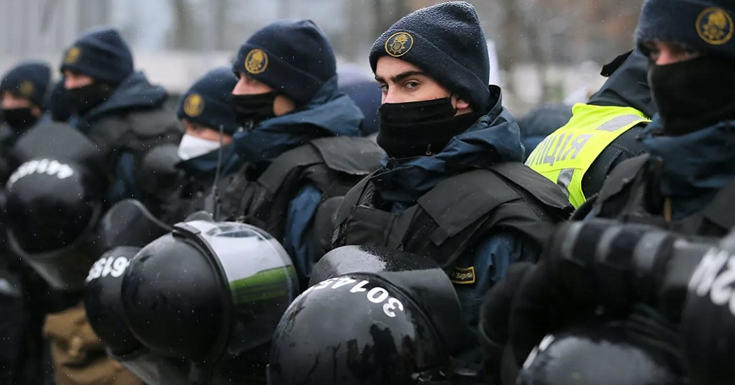 Около офиса Зеленского произошли столкновения между полицией и радикалами