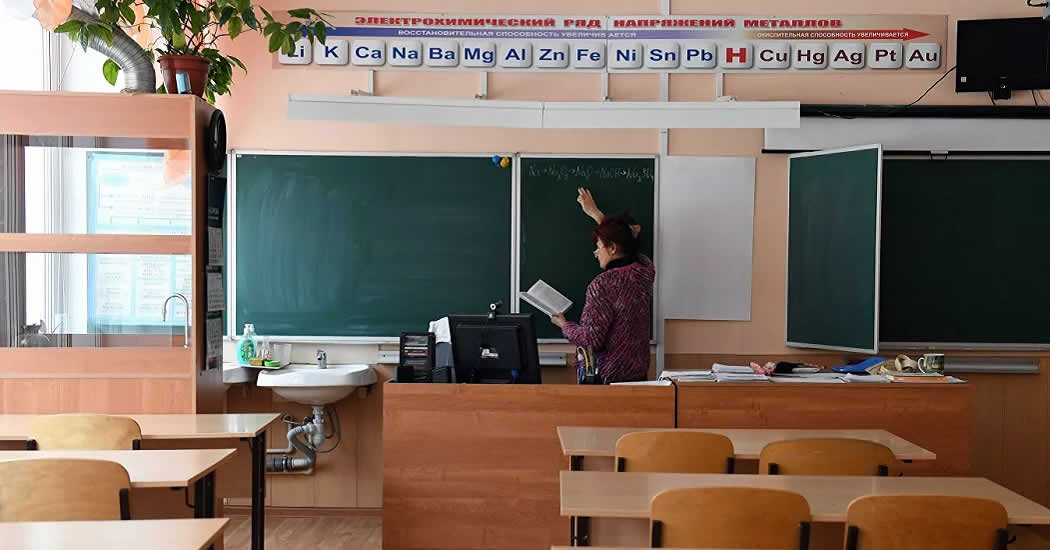 В Минпросвещения оценили риск перевода школ на дистанционное обучение
