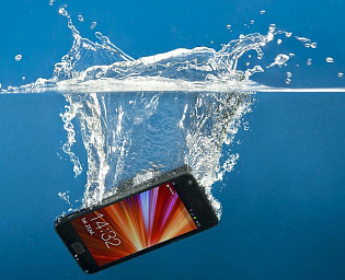  Дельный совет: что делать, если смартфон упал в воду