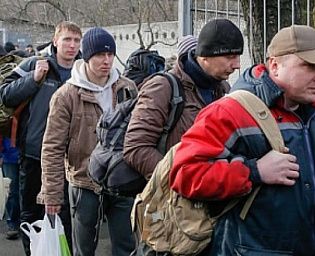  Украинцы массово бегут из страны после всеобщей мобилизации