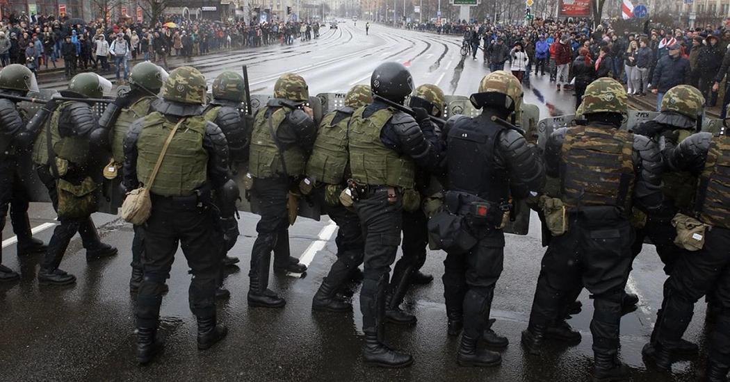 МВД Белоруссии заявило, что в случае необходимости могут применять против протестующих боевое оружие 