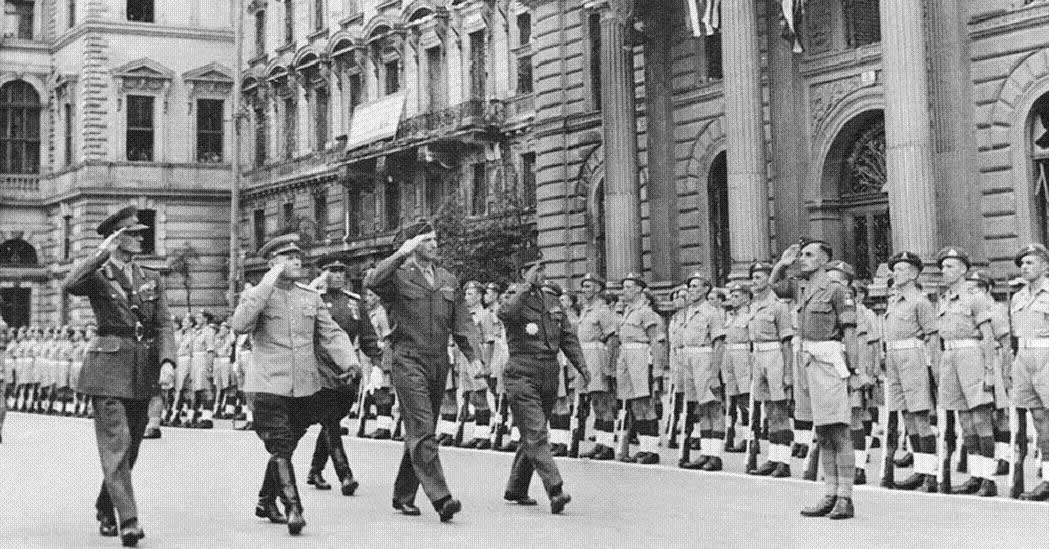 Опубликованы уникальные фотографии советских полководцев, освободивших Европу