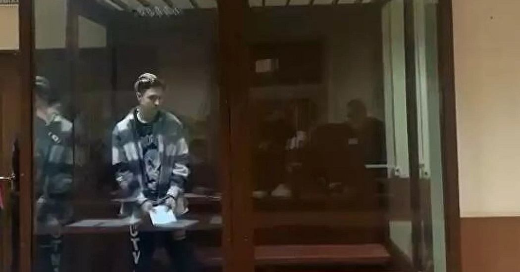 Тиктокера, пинавшего машину ФСБ на акции 23 января, поместили в спецблок в СИЗО