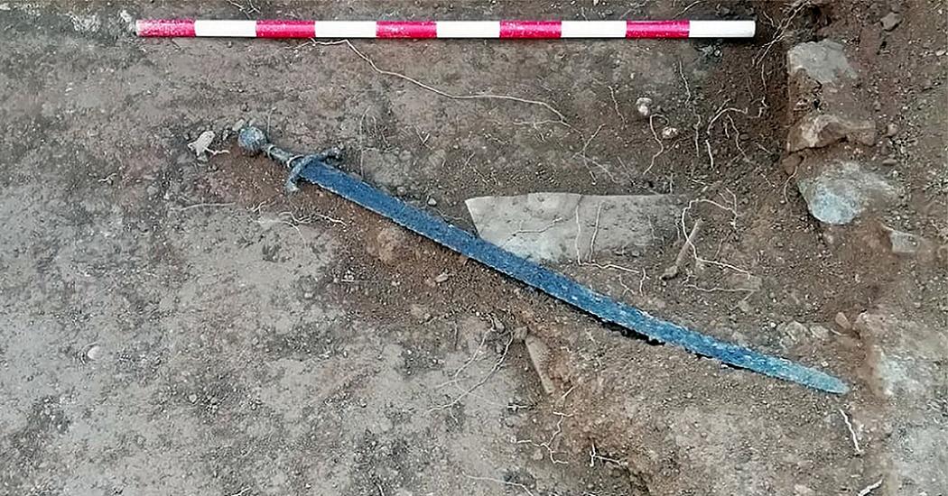 Редкая находка: в Испании нашли полностью сохранившийся средневековый меч
