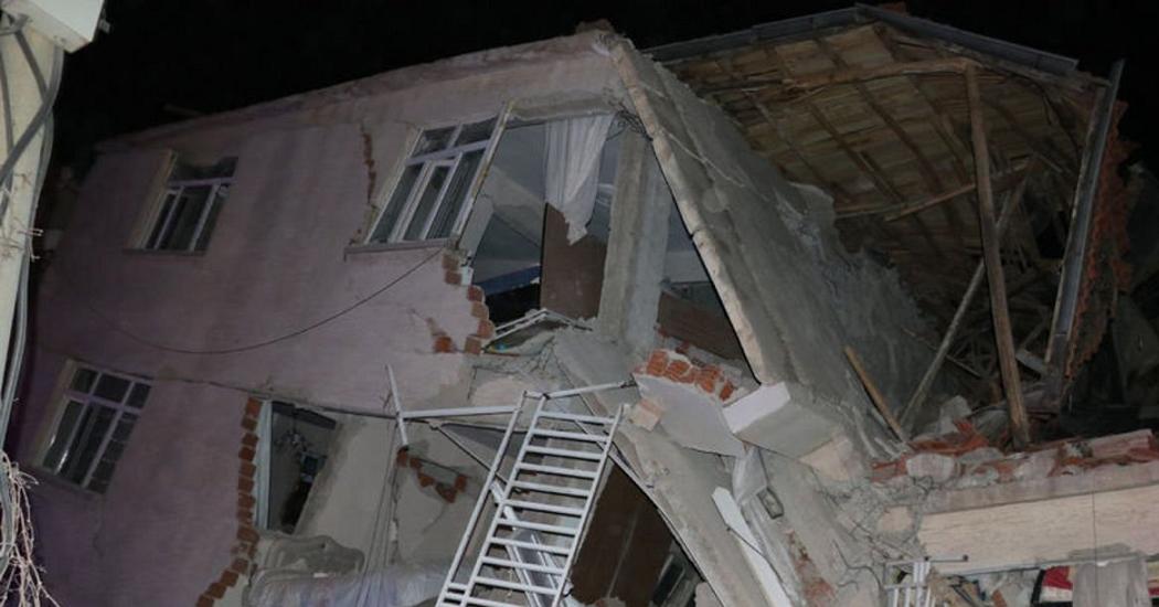 Землетрясение на востоке Турции: 14 человек погибли, более 300 пострадали