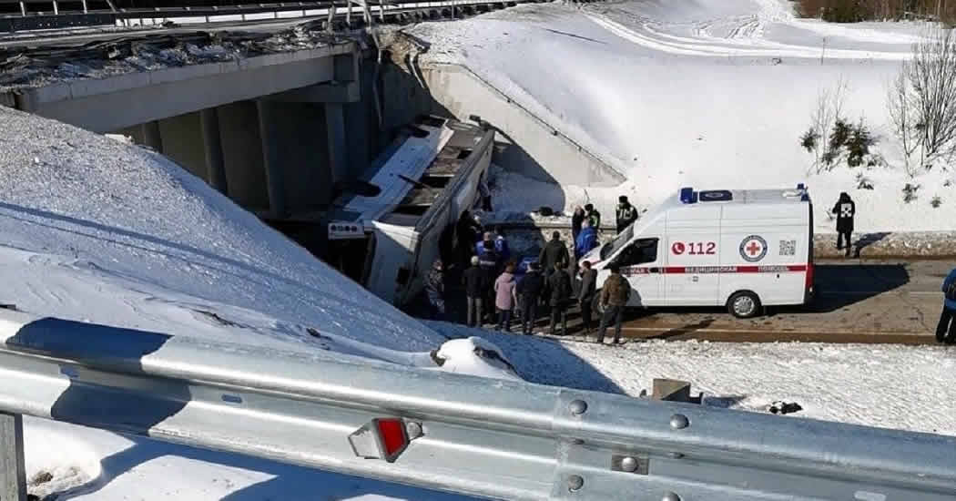 Два человека погибли при падении автобуса с эстакады в Подмосковье