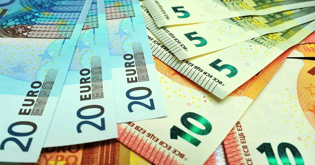 Курс евро превысил отметку в 84 рубля, доллара вырос до 75 рублей