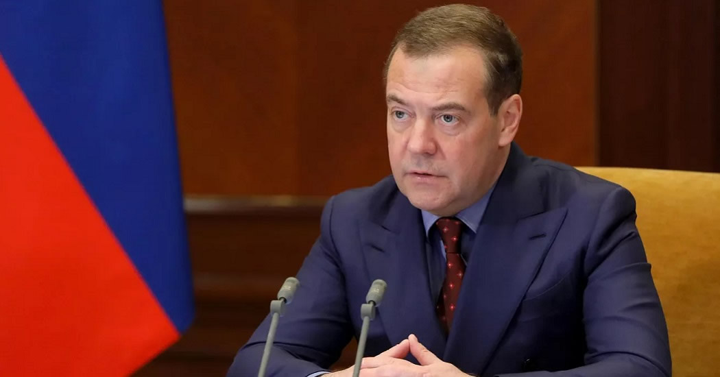 Медведев: Украина все более бесцеремонно садится на шею Европе