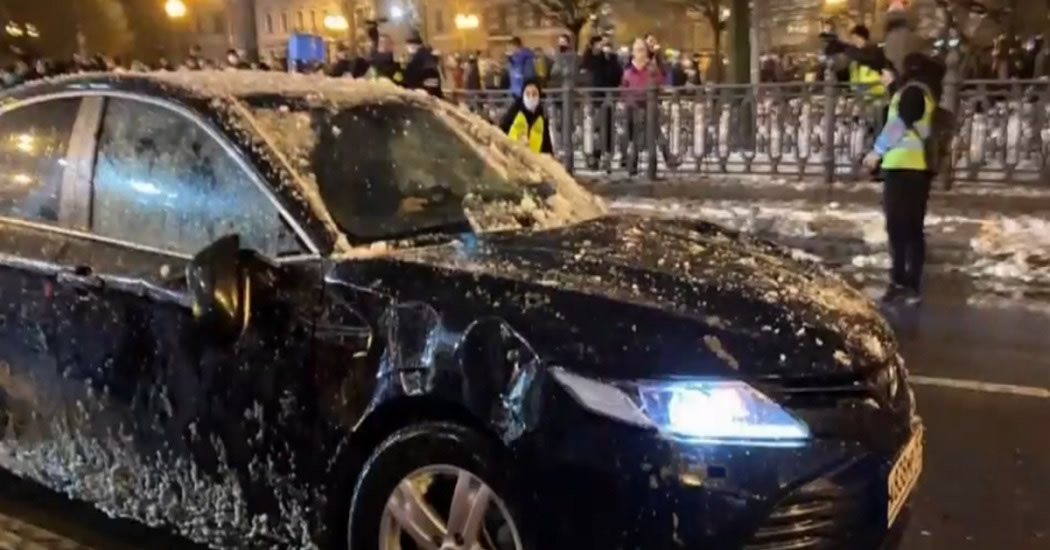 На Цветном Бульваре в Москве митингующие закидали снежками и разбили  автомобиль ФСБ