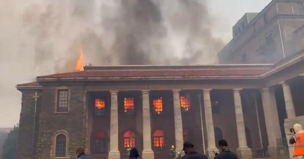 Лесной пожар уничтожил библиотеку и кампус университета в ЮАР