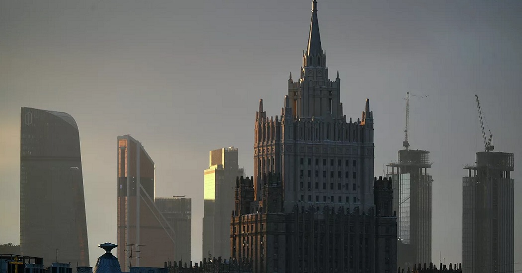 МИД назвал отказ Киева от "Спутника V" стремлением угодить Западу
