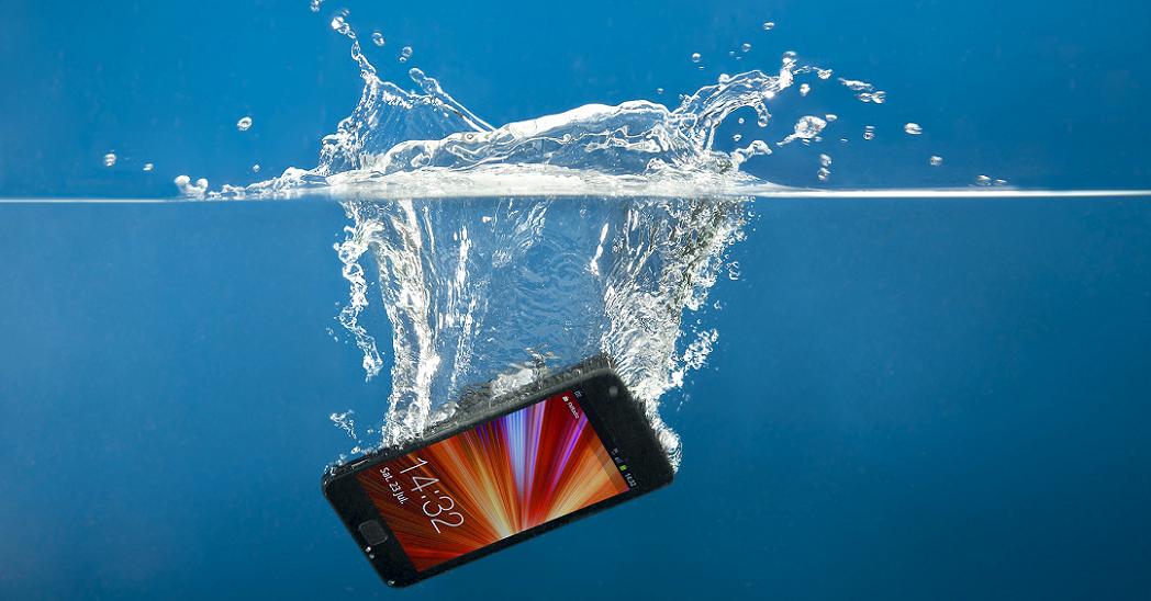 Дельный совет: что делать, если смартфон упал в воду