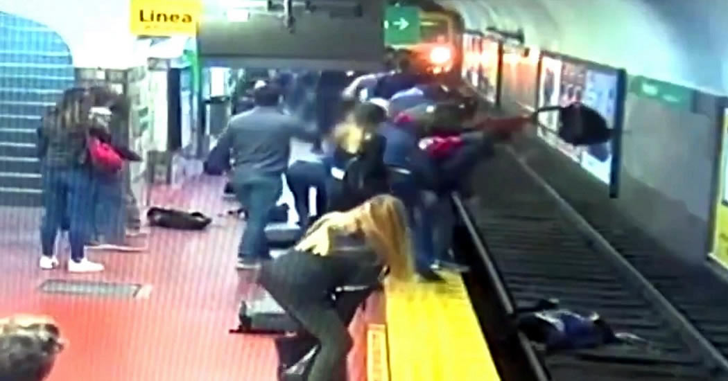 В Нью-Йорке толкнувший женщину под поезд афроамериканец утверждал, что он бог