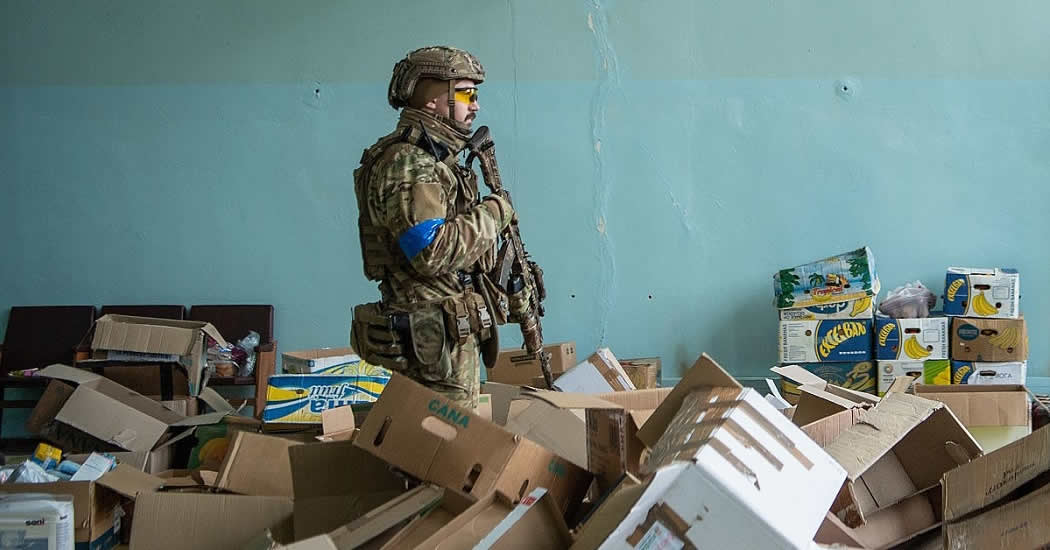 На Украине поставили на поток продажу гуманитарной помощи, пишут СМИ