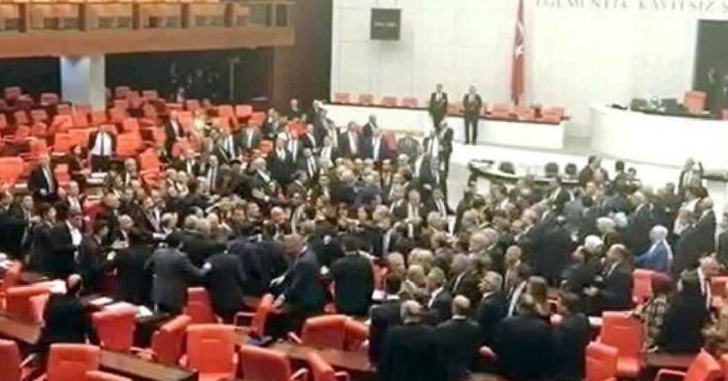 В турецком парламенте вспыхнула драка из-за обвинений в адрес Эрдогана