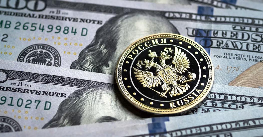 Доллар опустился ниже 61 рубля впервые с 2018 года