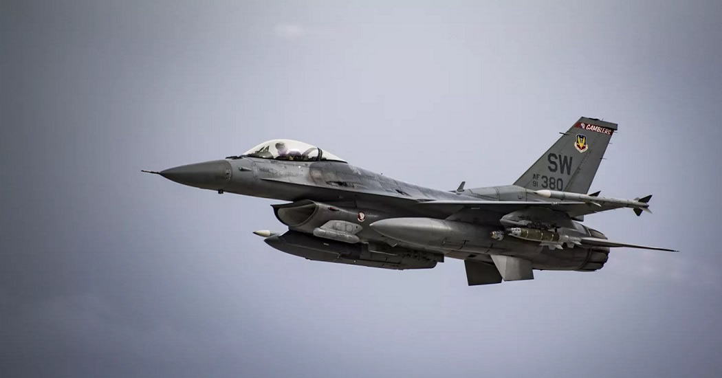 СМИ: сбитый на севере США воздушный объект имел восьмиугольную форму