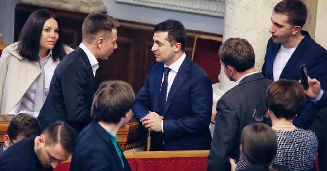 "Не переходите на личности": Зеленский отказался пожать руку депутату