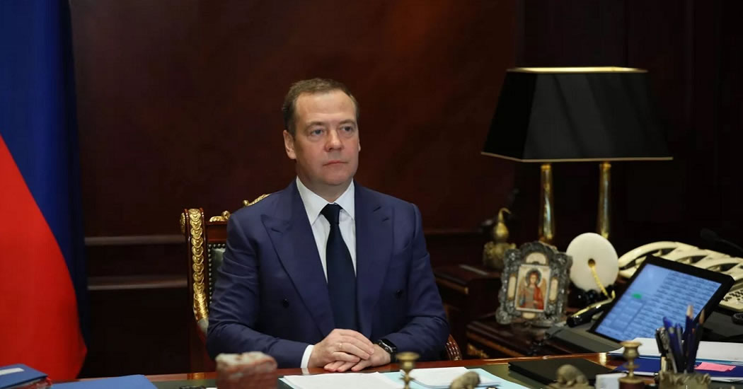Медведев высмеял слова Бербок про поворот Москвы на "360 градусов"