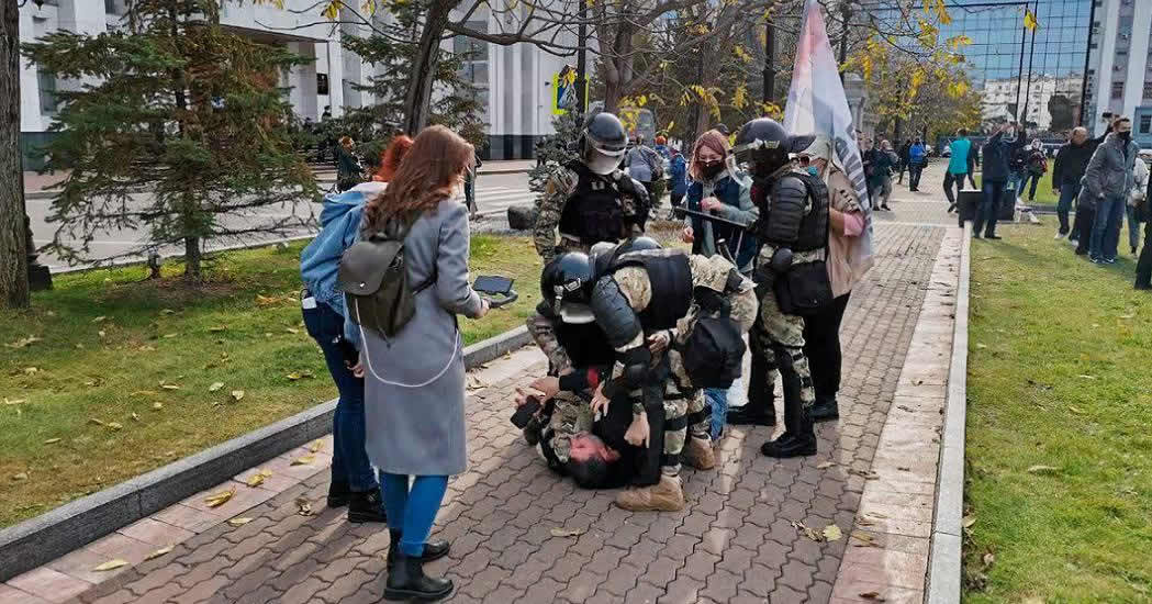 ОМОН применил силу на протестах в Хабаровске