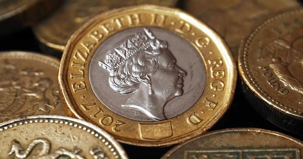 Bloomberg: британская валюта продолжит обесцениваться