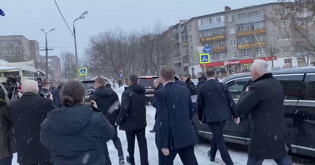 "Замерзнете же! Холодно", Путин остановил кортеж в Череповце, чтобы пообщаться с жителями