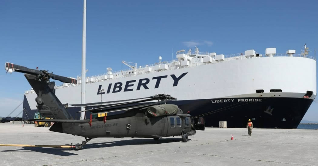 Транспортное судно с военной техникой из США прибыло в греческий порт