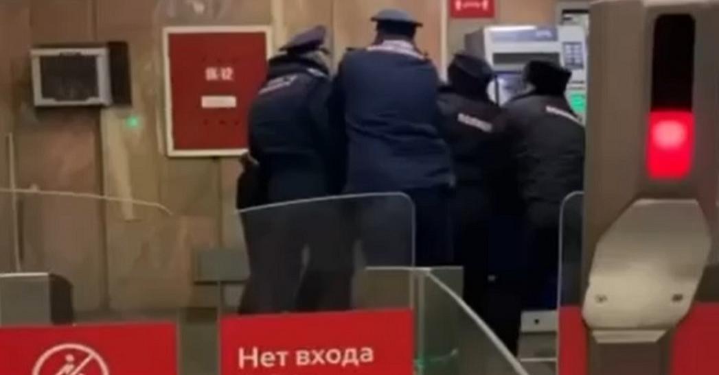 При задержании полицейскими скончался пассажир московского метро