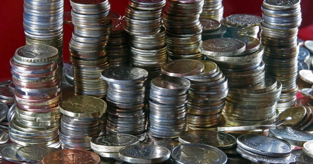 Россиянин пытался в рюкзаке ввезти из Эстонии монеты со свастикой