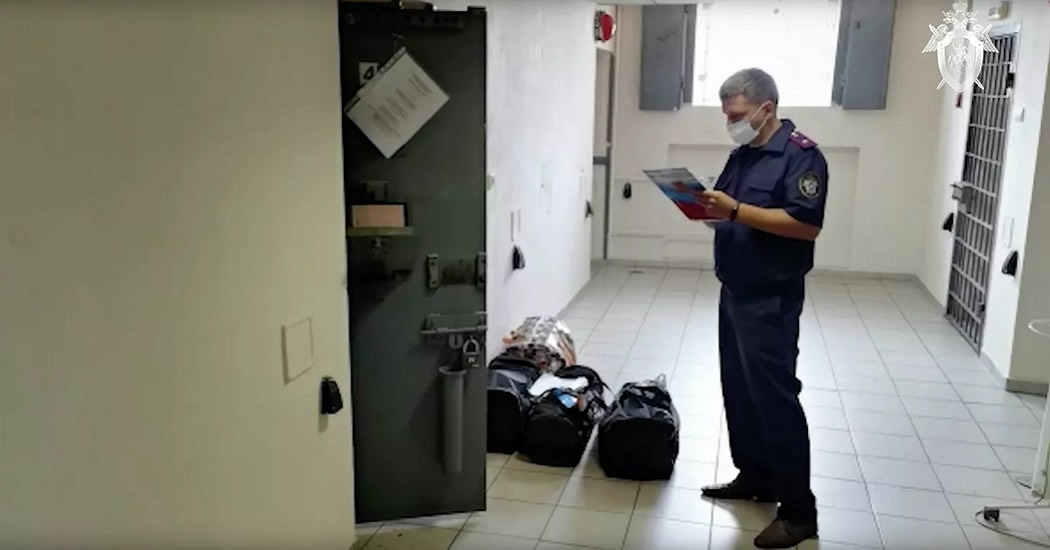 "Открыли "кормушки" и отключили камеры". Кто и как помог беглецам в Истре