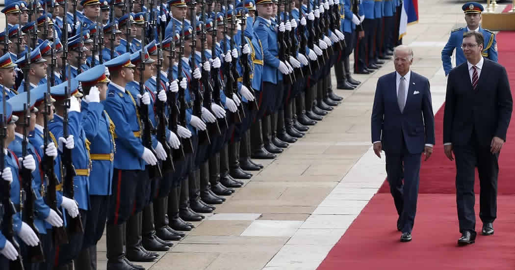 Байден предложил Вучичу вместе "призвать Россию к ответу" за Украину