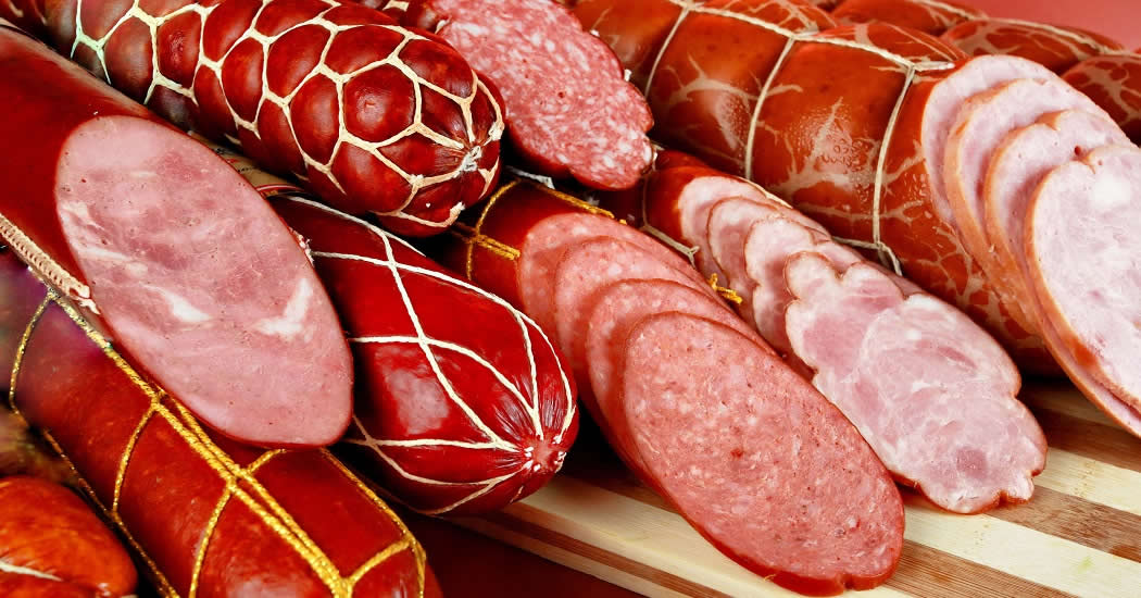 "Ъ": производители призвали поднять цены на колбасу и сосиски на 15%