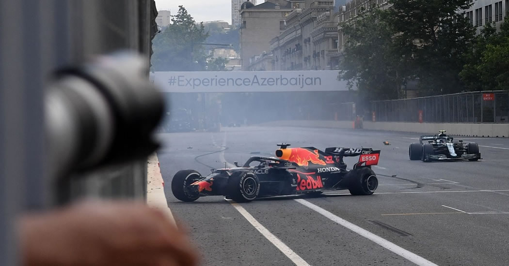 Ферстаппен разбил болид, гонка в Баку остановлена