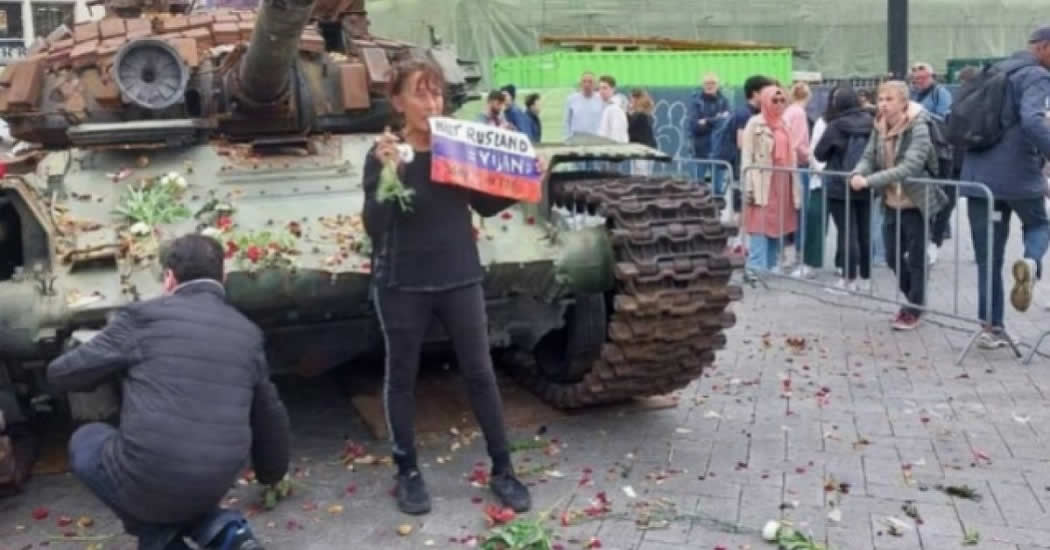 В Амстердаме перед российским танком выложили сердце из цветов