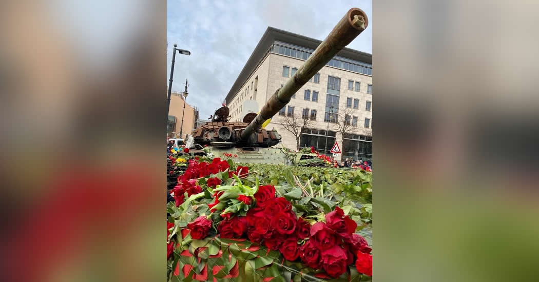 В Берлине вандалы уничтожили цветы с привезенного к посольству России танка