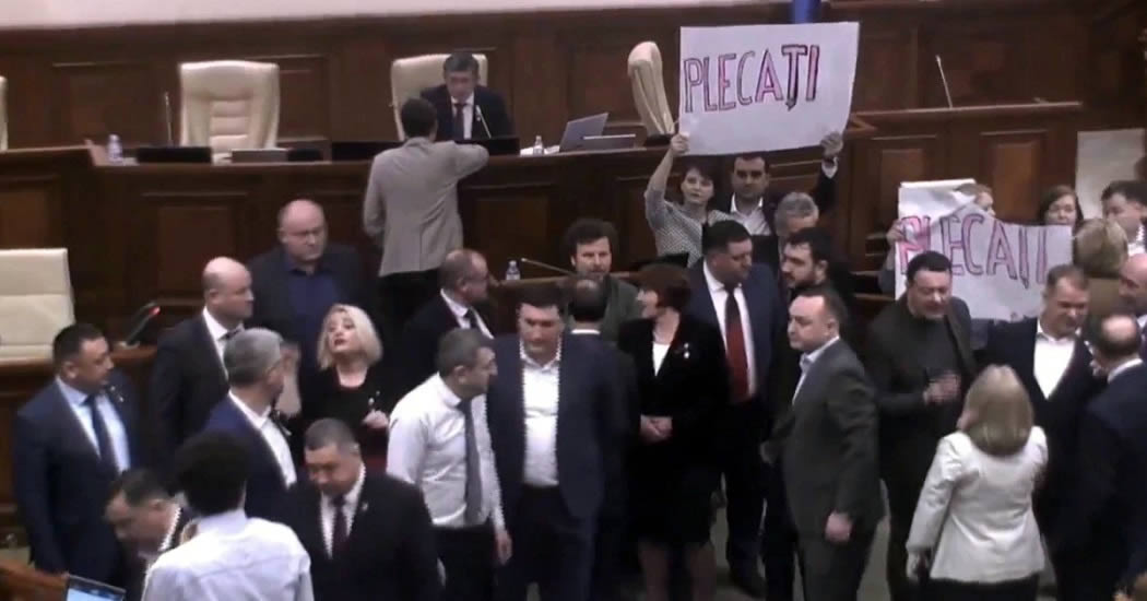 В Молдавии оппозиция заблокировала трибуну парламента