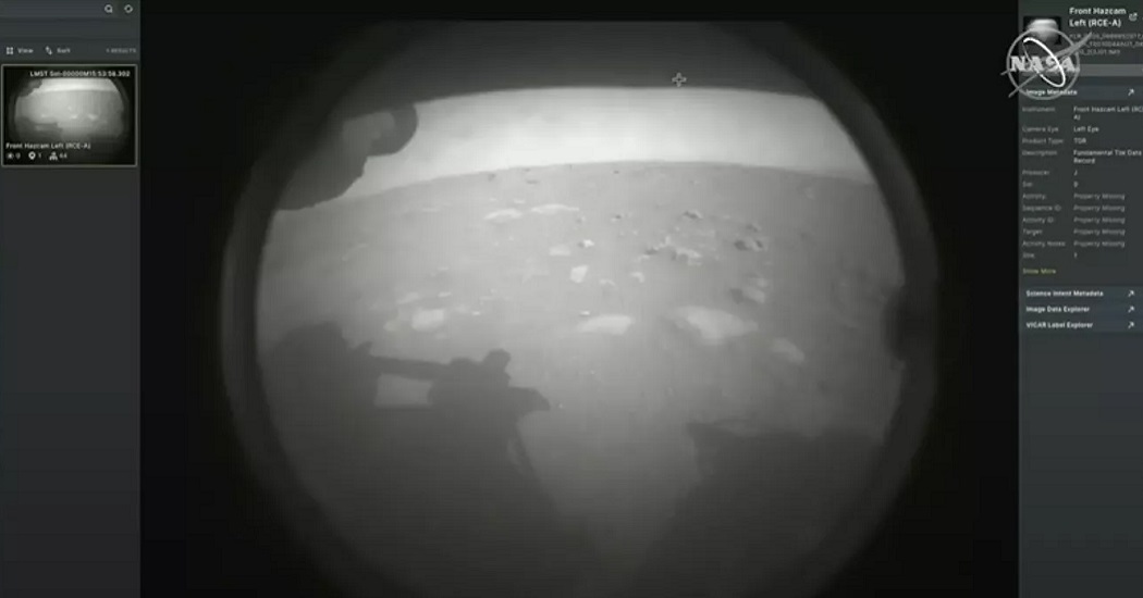 Американский ровер Perseverance сел на поверхность Марса и передал первую фотографию 