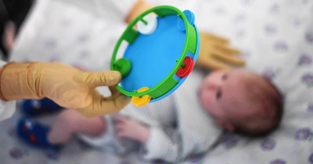 Минтруд предложил проанализировать детские выплаты подозрительно бедным