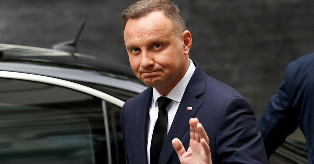 Пранкеры под видом Макрона обсудили с президентом Польши инцидент с ракетой