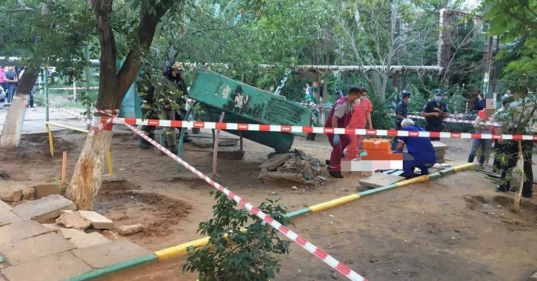 В Астрахани на детской площадке бетонная плита насмерть задавила ребенка