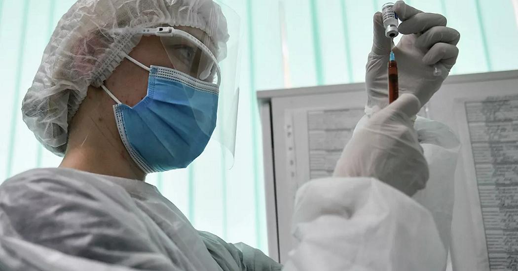 Минздрав рассказал, кому запрещено прививаться от COVID-19