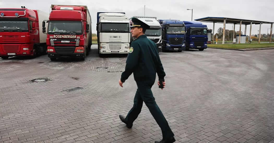 Правительство прорабатывает вопрос запрета транзита польских фур
