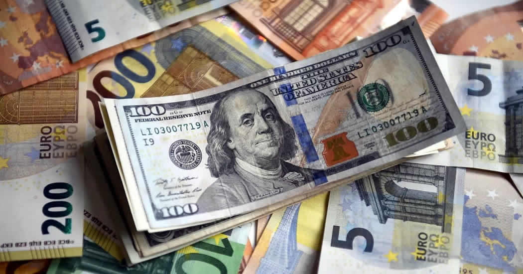 ФНС и МВД начнут пресекать куплю-продажу валюты "с рук", сообщили СМИ