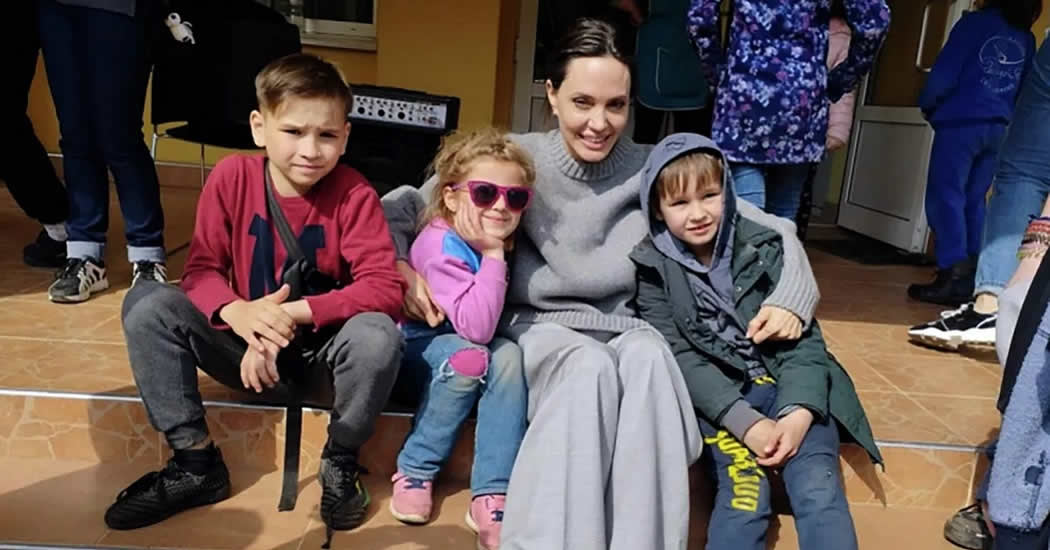 Захарова прояснила ситуацию, зачем Анджелина Джоли приехала на Украину