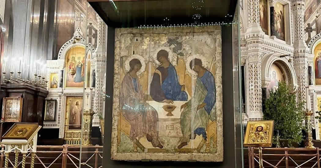 Икону "Святая Троица" установили в капсулу в центре храма Христа Спасителя