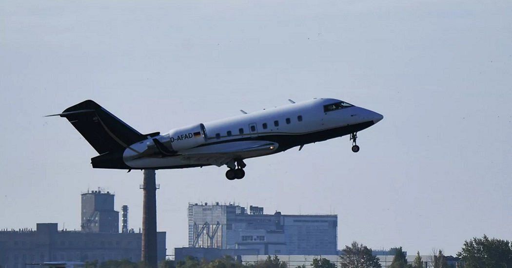 За Навальным в Омск прилетал засекреченный человек, заявил МИД