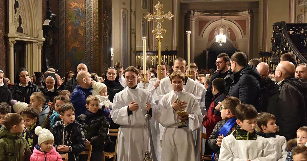 Сегодня рождество у католиков. Рождество Христово протестанты. Рождественская елка протестанты. 2000 Летие Рождества Христова. Рождество Христово. 2000 Лет.