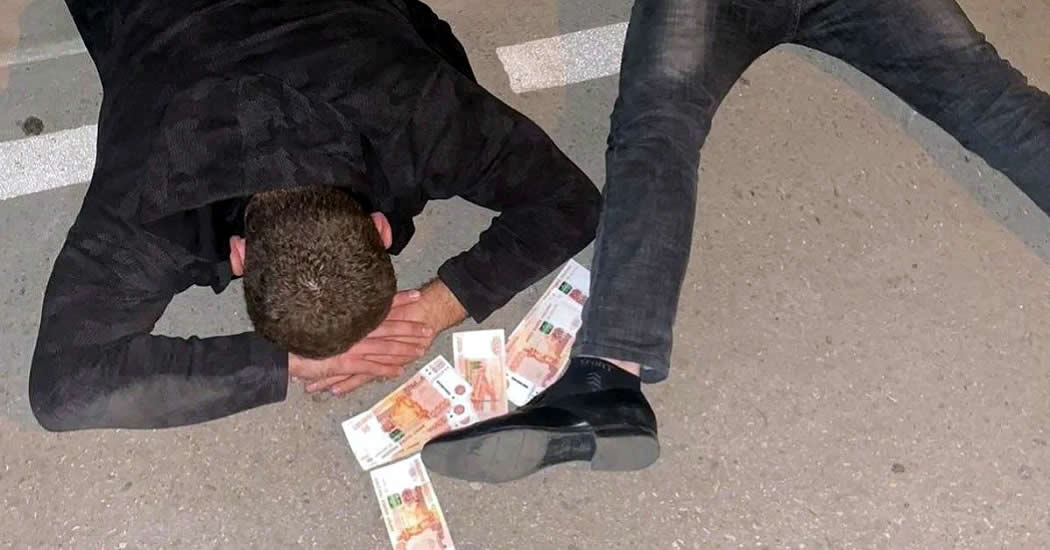 В Симферополе задержали четырех сотрудников мэрии при получении взятки